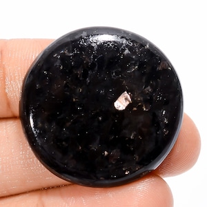 Natürliche goldene Nuummite Edelstein Glatte polierte Nuummite Kristall schwarz glänzende Nuummite Cabochon 30X30X5 mm Größe 50 Karat Stein