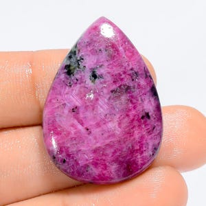 Cabochon de rubis naturel, cristal de rubis rose, pierre précieuse de rubis en vrac, pierre de rubis polie des deux côtés, taille 32 x 22 x 5 mm en forme de poire (comme sur la photo)