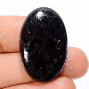 Natürlicher goldener Nuummite Edelstein Glatt polierte Nuummite Kristall Schwarz glänzende Nuummite Cabochon 29X19X5 mm Größe 33 Karat Stein