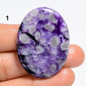 Cabochon di Charoite naturale, pietra preziosa di Charoite viola sfusa, pietra preziosa di Charoite lucidata, cristallo di Charoite di design, pietra portafortuna, regalo per lei