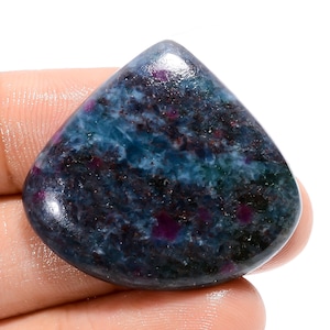 Pietra preziosa di cianite di rubino naturale a forma di goccia Pietra di cianite di rubino Cristallo di cianite 29X32X5 mm Pietra di 55 carati Cianite di rubino come immagine