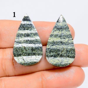 Paire de cabochons assortis d'opales suisses vertes naturelles, opale suisse verte de pierres précieuses pour la fabrication de boucles d'oreilles (paire comme sur l'image