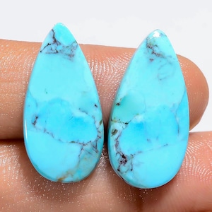 Coppia di cabochon di turchese Kingman naturale, pietre preziose di turchese Kingman abbinate, coppia di turchesi a forma di pera, dimensioni 23X11X4 mm, peso 17 ct.