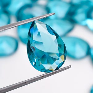 Cristalli di vetro tagliato a forma di goccia con punta blu apatite Pietre strass Creazione di gioielli Dimensioni 10 x 14 mm (pietra come da foto)