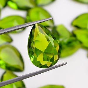 Cristalli di vetro tagliato verde a forma di goccia con punta a pappagallo Pietre per la creazione di gioielli Dimensioni 10 x 14 mm (pietra come da foto)