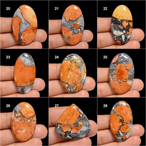Puede incluir: Una colecci&oacute;n de ocho piedras pulidas de forma ovalada y en forma de l&aacute;grima con una mezcla de colores naranja, rojo, negro y blanco. Las piedras tienen un patr&oacute;n &uacute;nico y son perfectas para la elaboraci&oacute;n de joyas o manualidades.