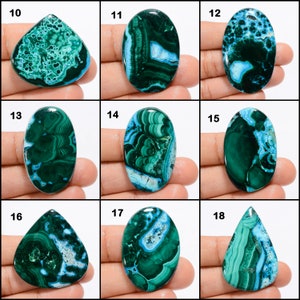 Op de afbeelding: Negen cabochon geslepen groene en blauwe chrysocolla stenen met verschillende patronen en texturen. De stenen zijn genummerd van 10 tot en met 18.