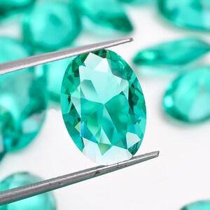 Cristaux de verre taillé, apatite verte, forme ovale, strass, fabrication de bijoux, taille 10 x 14 mm (pierre comme sur l'image)