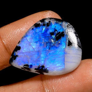 Cabochon naturel en pierre de lune arc-en-ciel en forme de poire, pierre précieuse en vrac de 34 carats Pierre de lune de 27 x 21 x 5 mm avec tourmaline noire pour la fabrication de bijoux
