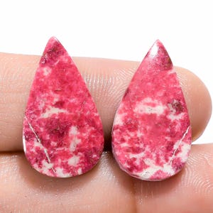 Coppia di pietre preziose sciolte cabochon a forma di pera di tulite rosa naturale per realizzare orecchini, peso 22 carati. Dimensioni 21X11X3 mm.