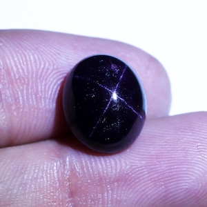 Natuurlijke stergranaat kristal klein formaat 4 stralen stergranaat cabochon 12 x 10 x 7 mm maat 11 karaat ovale stergranaat (granaat als foto