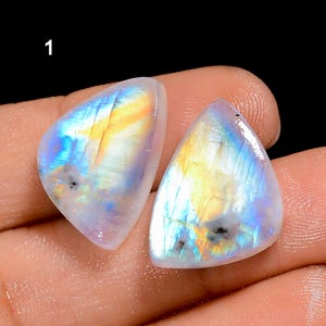 Paire de pierres de lune arc-en-ciel naturelles en cristal, pierre de lune avec cabochon de tourmaline noire, paire de pierres de lune en vrac pour faire des boucles d'oreilles (comme sur la photo)