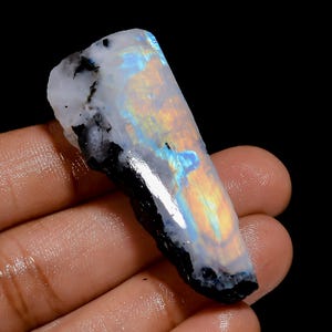 Pierre de lune naturelle arc-en-ciel de forme fantaisie, tranche polie des deux côtés, pierre précieuse en vrac pour la fabrication de bijoux, 75 carats. 45 x 28 x 7 mm (coupe comme sur une image)