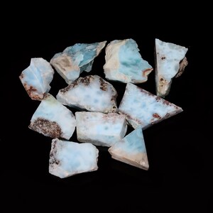 Larimar naturel, forme fantaisie, tranche, pierres précieuses en vrac, 10 pcs / lot pour la fabrication de bijoux Poids 167 carats Taille 15 x 15 25 x 17 mm