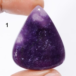 Piedra preciosa de lapidolita morada natural, piedra morada de buena forma, cabujón de lapidolita, cristal morado pulido por ambos lados (piedra como en la imagen)