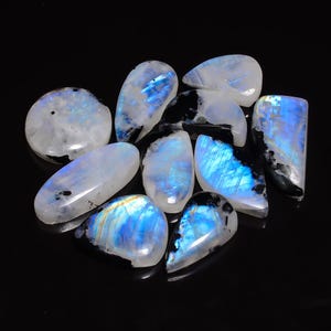 10 peças de cristal natural de pedra da lua arco-íris / pedra da lua com cabochão de turmalina negra / lote de atacado de pedra da lua / pedra de nascimento