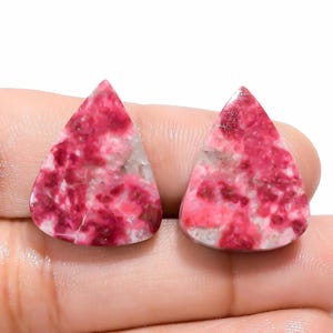 Natürliches Rosa Thulit Birnenform Cabochon Loses Edelstein-Paar für die Herstellung von Ohrringen Gewicht 32 Ct. Größe 21X16X4 mm
