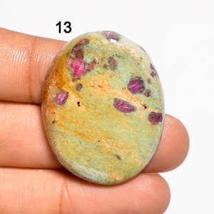 Piedra preciosa natural de fucsita rubí Hermosa piedra de fucsita rubí Rubí en cabujones de fucsita Cabujón de fucsita rubí pulido de un lado (fucsita como en la imagen)