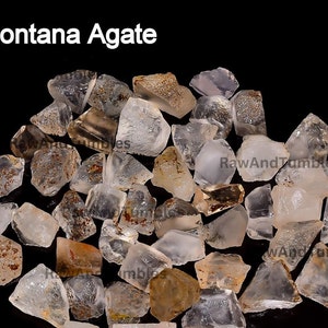 Puede incluir: Primer plano de un montón de bruto de ágata de Montana, mostrando los cristales claros, translúcidos y ligeramente nublados con inclusiones marrones. El bruto tiene una forma irregular y una variedad de tamaños.