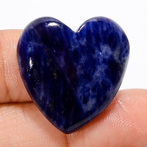 Cabochon de sodalite naturelle coeur bleu cristal de sodalite bleu en forme de coeur pierre bleue 23 x 22 x 5 mm dimension 23 carats poids
