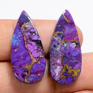 Natürliche Lila Kupfer Türkis Birne Form Cabochon Edelstein Paar für die Herstellung von Ohrringen Gewicht 23 Karat Größe 26X11X4 mm