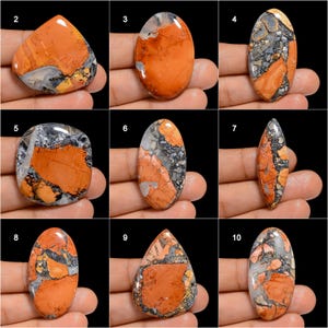 Puede incluir: Diez cabujones de jaspe rojo, negro y blanco diferentes, cada uno con un patr&oacute;n &uacute;nico. Los cabujones son todos de forma ovalada o de l&aacute;grima y miden aproximadamente 5 cm de largo.