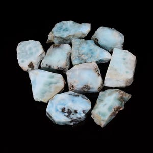 Larimar naturel brut, forme fantaisie, tranche, pierre précieuse, 10 pcs / lot pour la fabrication de bijoux Poids 166 carats Taille 17 x 13 20 x 14 mm (rugueux comme sur une image)