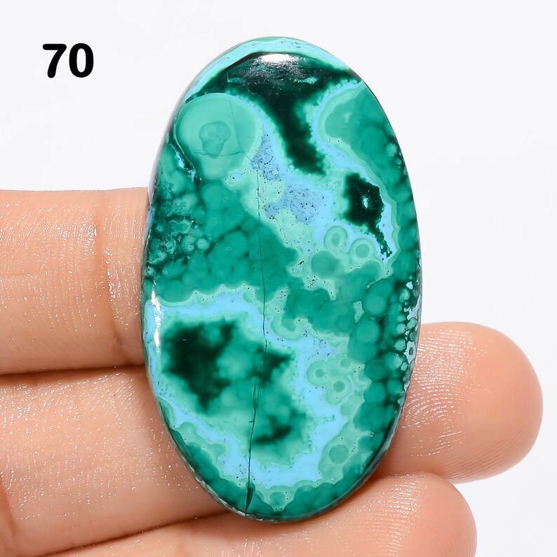 Op de afbeelding: Een ovale cabochon edelsteen in groen en blauw met een marmerpatroon. De steen is ongeveer 5 cm lang en 2,5 cm breed.
