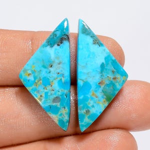 Coppia di pietre preziose cabochon naturali di turchese Kingman a forma di fantasia per realizzare orecchini, 21 carati, 30 x 14 x 4 mm (coppia come da foto)