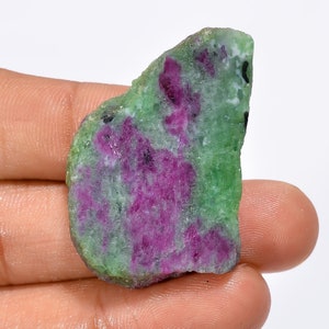 Pedra de fatia de zoisite de rubi de qualidade AAA + 38X25X6 mm 74 ct formato extravagante fatia de zoisite de rubi bruto fatia de zoisite de rubi áspero fatia de tamanho de palma