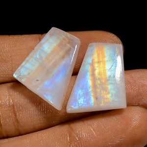 Paire de pierres précieuses en vrac en forme de cabochon naturel avec pierre de lune arc-en-ciel pour faire des boucles d'oreilles 34 carats 20 x 17 x 5 mm (paire comme sur la photo)