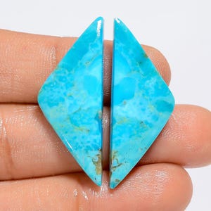 Natürliches Kingman Türkis Fancy Form Cabochon Loses Edelstein-Paar für die Herstellung von Ohrringen 23 Ct. 36X14X4 mm (Paar wie Abbildung)