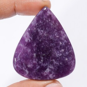 Lapidolite viola naturale, pietra preziosa a goccia viola, lapidolite viola, cabochon, cristallo viola, 48 x 41 x 5 mm, pietra da 100 carati (pietra come immagine