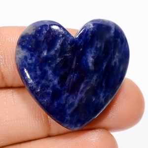Cabochon de sodalite naturelle coeur bleu cristal de sodalite bleu forme coeur pierre bleue 26 x 27 x 5 mm dimension 33 carats poids