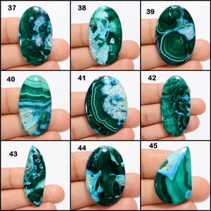 Op de afbeelding: Negen ovale en druppelvormige cabochons van groene, blauwe en witte chrysocolla. De stenen zijn genummerd van 37 tot en met 45.