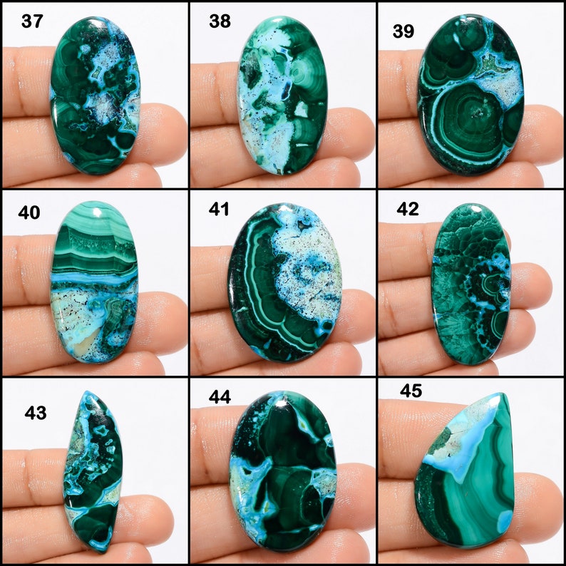 Op de afbeelding: Negen ovale en druppelvormige cabochons van groene, blauwe en witte chrysocolla. De stenen zijn genummerd van 37 tot en met 45.