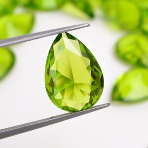 Cristalli di vetro tagliato a punta di peridoto a goccia, pietre per la creazione di gioielli, dimensioni 10 x 14 mm (pietra come da foto)