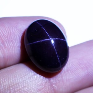 Natuurlijk stergranaatkristal Klein formaat 4 stralen Stergranaat Cabochon 16X12X9 mm Maat 23 karaat ovaal stergranaat (granaat als afbeelding
