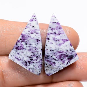 Par de pedras preciosas soltas de cabochão de formato extravagante de kammererita natural para fazer brincos Peso 30 quilates Tamanho 28X15X3 mm (pedra como na imagem)