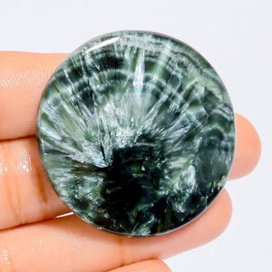 Serafinite naturale, pietra preziosa sciolta a forma rotonda cabochon per la creazione di gioielli, 61 carati, 40 x 40 x 4 mm (pietra come da immagine).