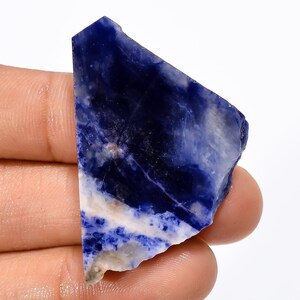 Adembenemende hoogwaardige kwaliteit 100% natuurlijk sodaliet Fancy-vorm Slice losse edelsteen voor het maken van sieraden 43 x 27 x 6 mm 57 kt.