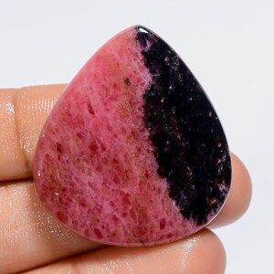 Pietra preziosa sciolta a forma di pera di rodonite naturale, cabochon, per la creazione di gioielli, 69 carati, 34 x 31 x 4 mm (rodonite come da foto)