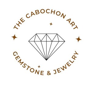 Puede incluir: Un logotipo para "The Cabochon Art Gemstone & Jewelry" presenta una ilustraci&oacute;n de diamante en el centro, rodeada de texto en un arreglo circular. El texto y el diamante son negros y marrones sobre un fondo blanco.