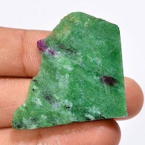 Uma pedra de fatia de zoisite de qualidade única 35X34X6 mm 63 ct formato extravagante fatia de zoisite de rubi crua fatia de zoisite de rubi áspera fatia de tamanho de palma
