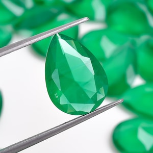 Cristalli di vetro taglio smeraldo a forma di goccia con punta posteriore Pietre strass Creazione di gioielli Dimensioni 10 x 14 mm (pietra come da foto)