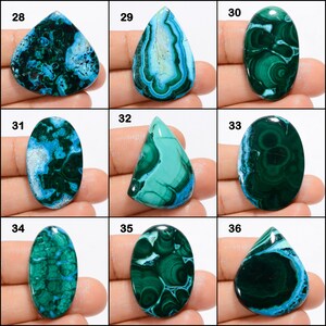 Op de afbeelding: Negen cabochon edelstenen, elk met een uniek patroon van groen en blauw, worden in een raster weergegeven. De stenen zijn genummerd van 28 tot en met 36.