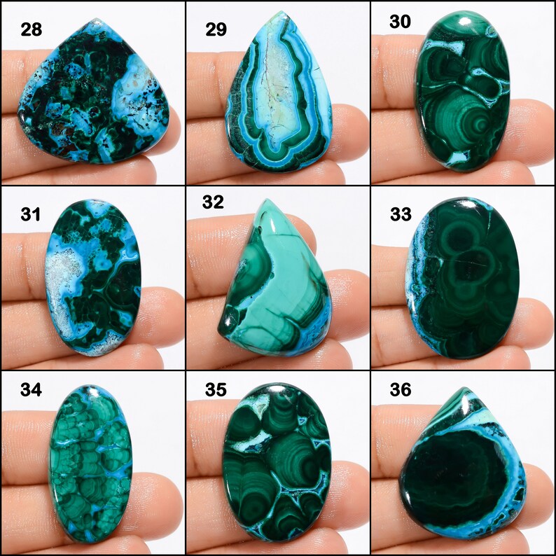 Op de afbeelding: Negen cabochon edelstenen, elk met een uniek patroon van groen en blauw, worden in een raster weergegeven. De stenen zijn genummerd van 28 tot en met 36.