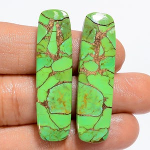 Coppia di pietre preziose sciolte cabochon di forma radiante turchese verde rame naturale per realizzare orecchini peso 37 carati dimensioni 40X11X4 mm
