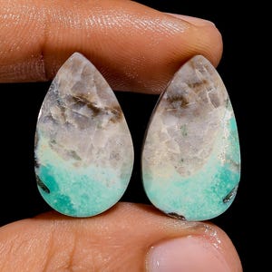Coppia di pietre preziose sciolte cabochon a forma di pera di variscite naturale per realizzare orecchini 21 carati 22X13X3 mm (coppia di variscite come da foto)