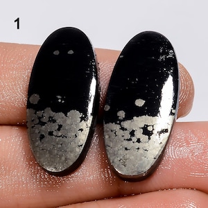 Par de gemas soltas em cabochão dourado Apache natural para confecção de brincos (pedra conforme a imagem).